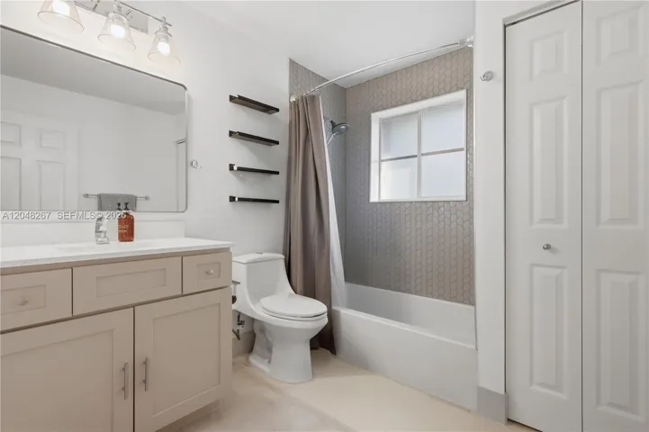 En-suite bathroom for bedroom 6.