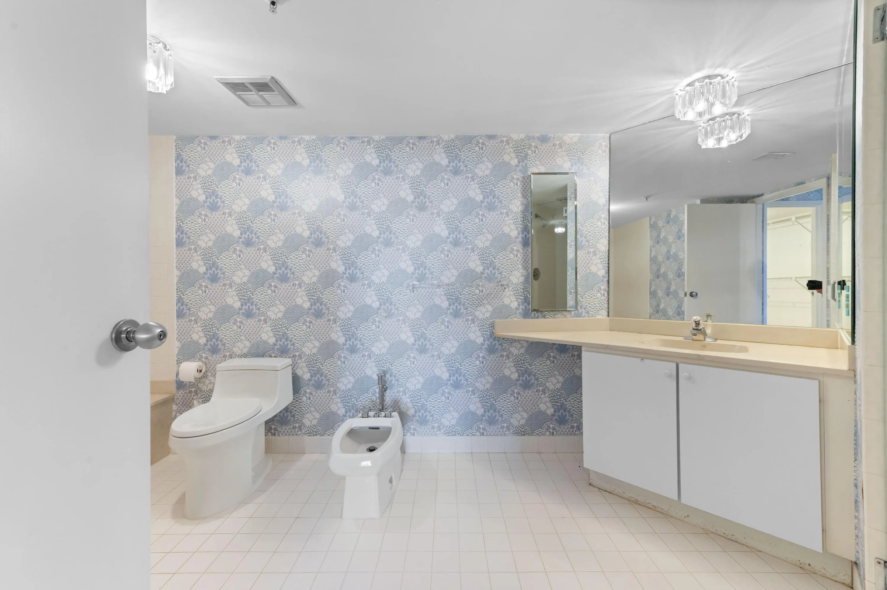 31 Bathroom 02