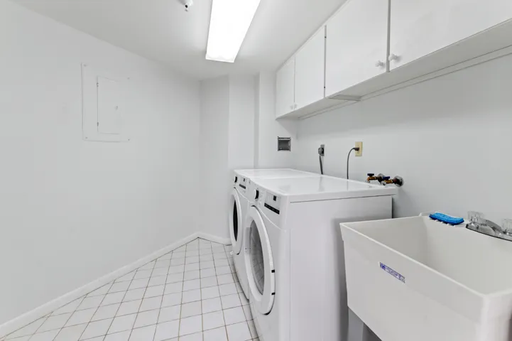 19 laundry room 02
