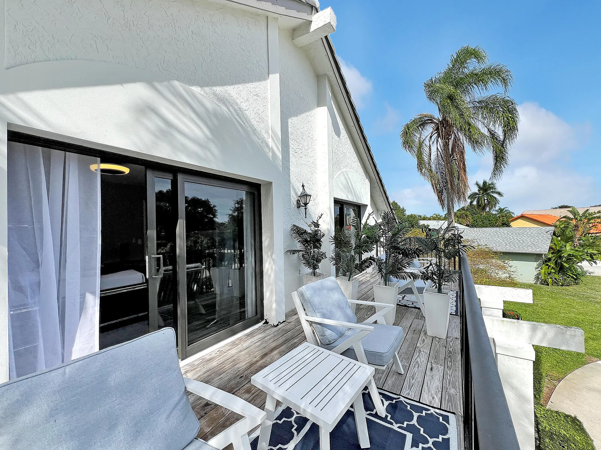 Terrace with Front Exposure