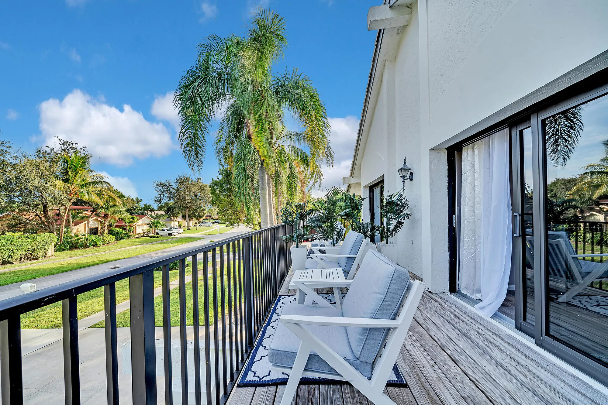 Terrace with Front Exposure