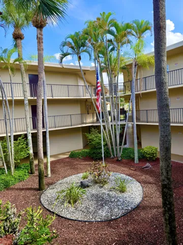 Beautiful & serene Coconut Palms building in Las Verdes