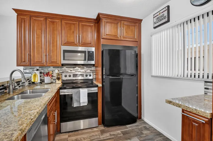 Kitchen with spacious counter and breakfast bar