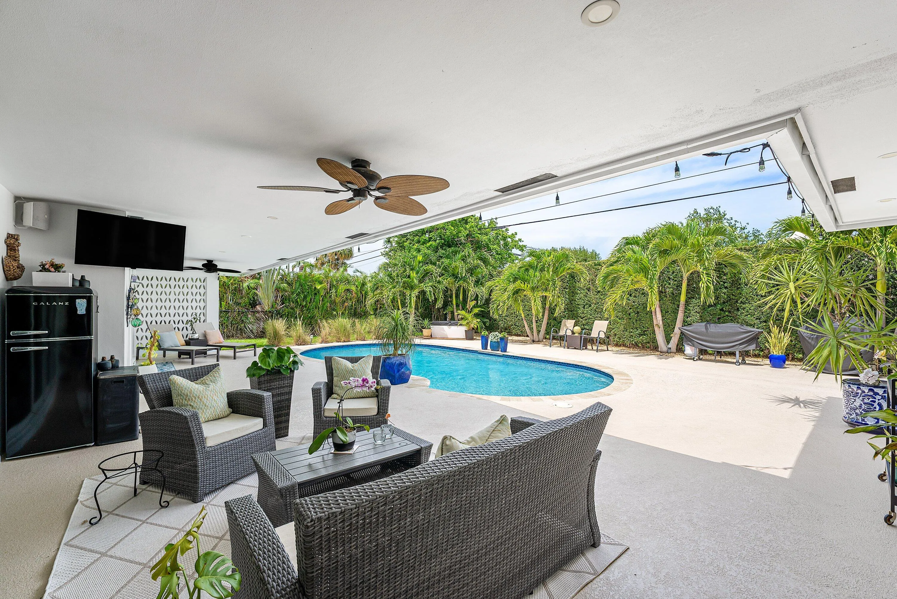 Large Covered Patio Area with Ceiling Fans & Recessed Lighting