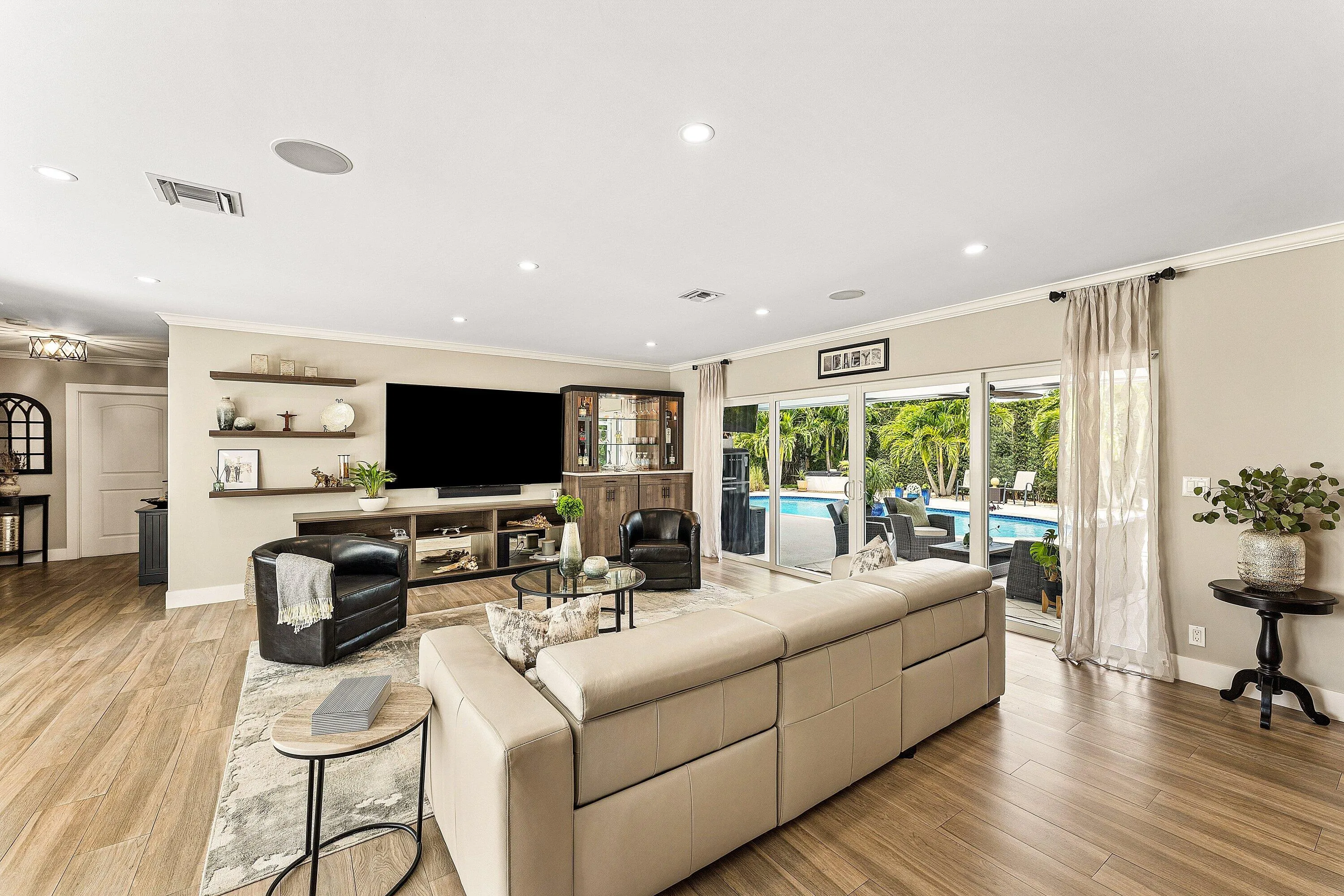 Seamless Indoor/Outdoor Access for Entertaining
