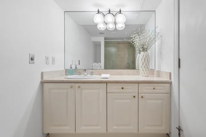 Cabana Full Bathroom