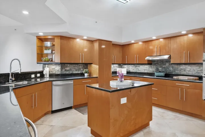 18-615 Bayshore Dr_018