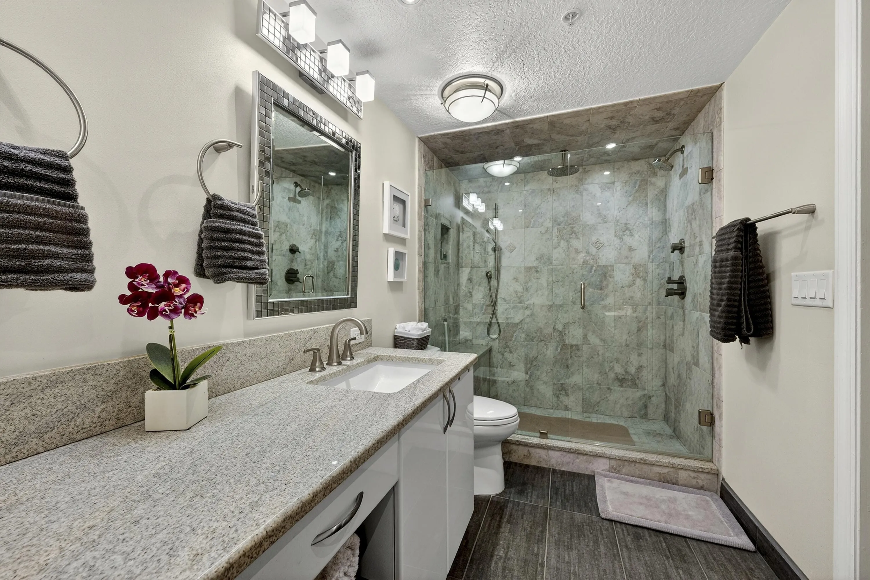 021_Owner's Suite Bathroom