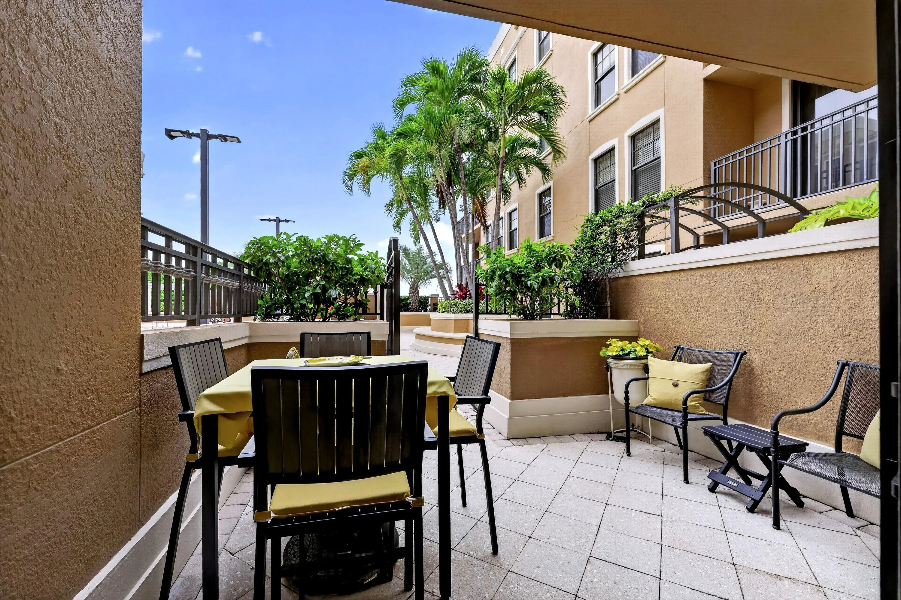 033_Your own oversized patio!