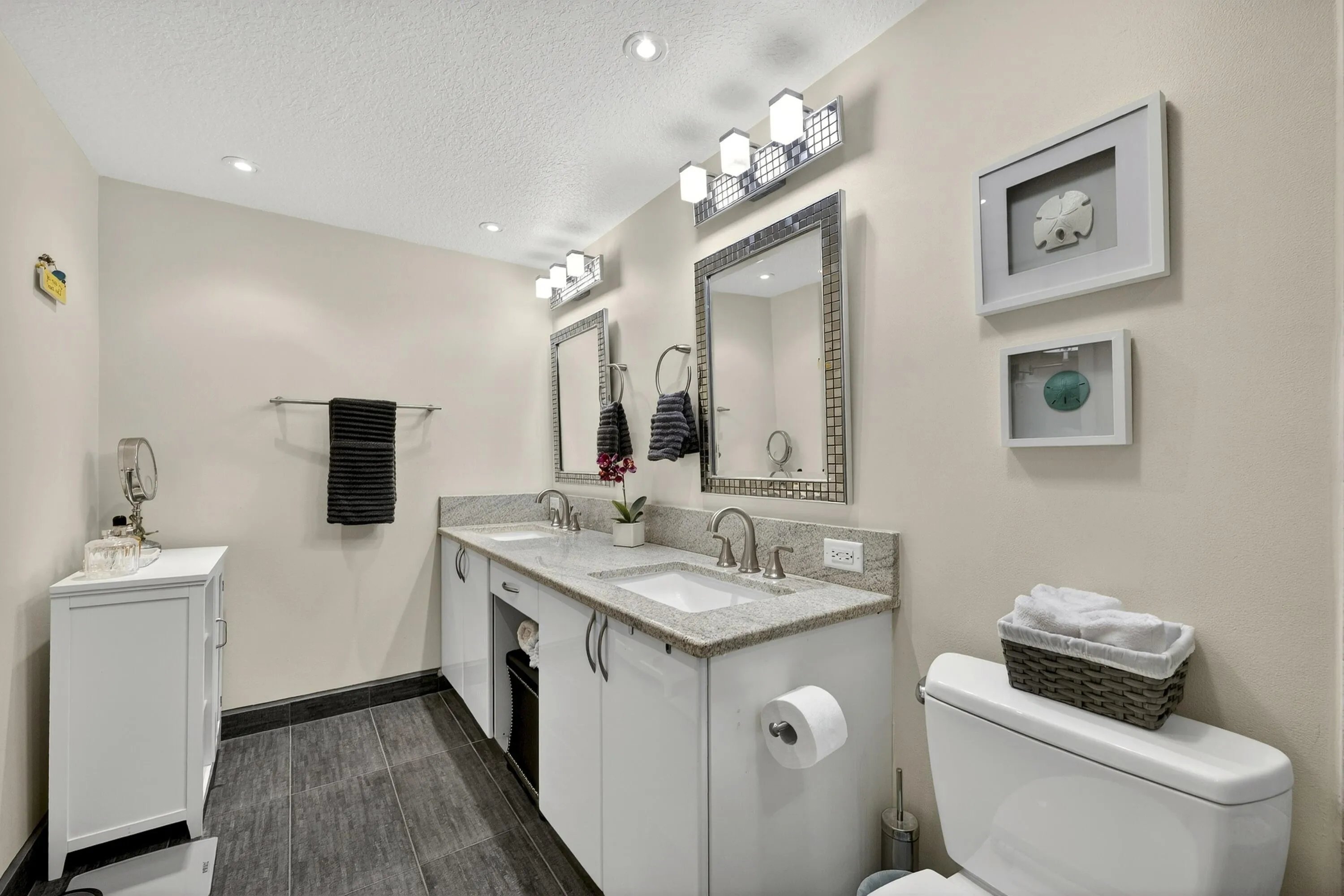 023_Owner's Suite Bathroom