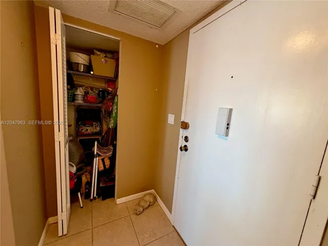 Foyer storage