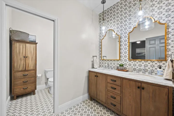 jack and jill full bath upstairs