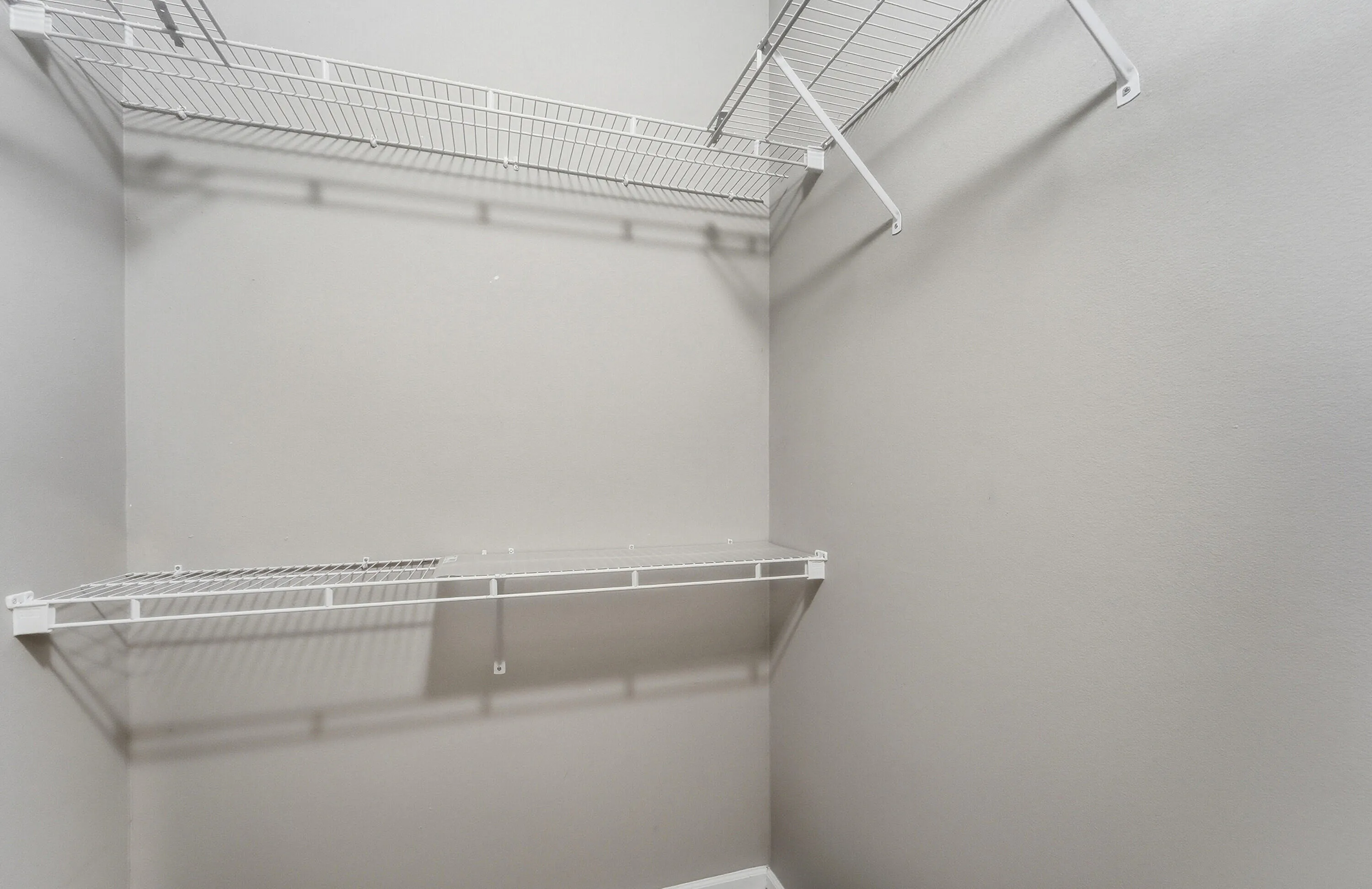 25_walk-in closet