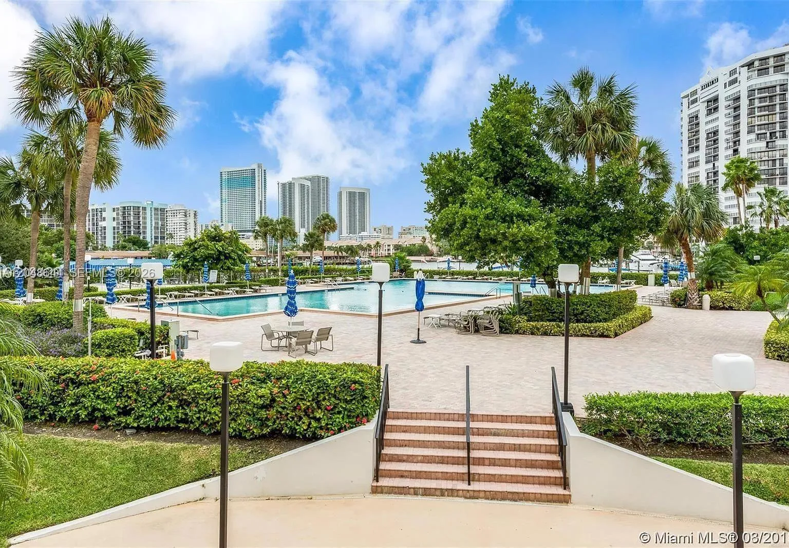 MARINA POOL DECK