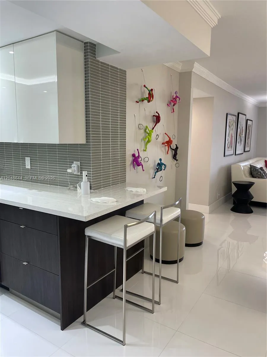 OPEN EAT IN KITCHEN