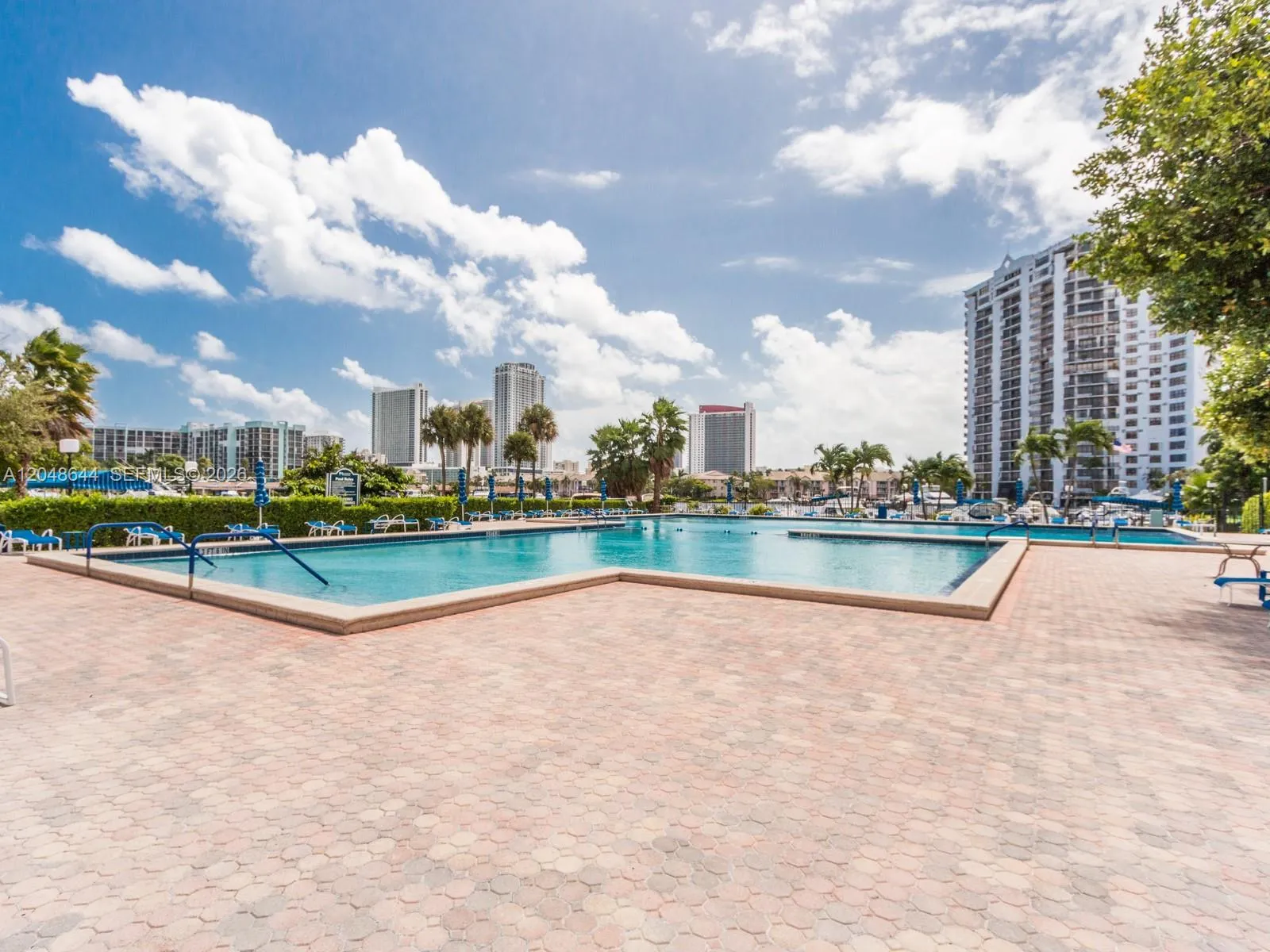 MARINA POOL DECK