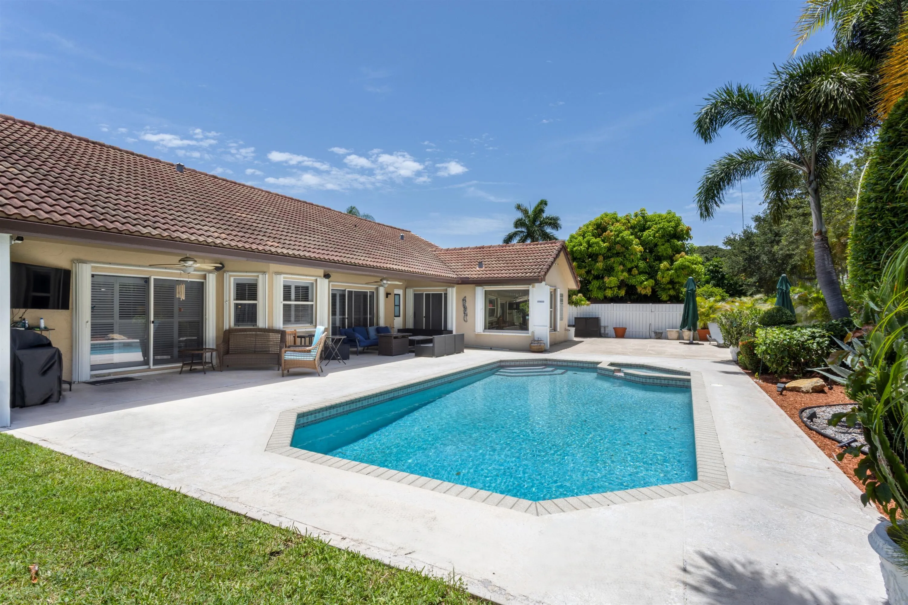 great for outdoor entertaining and just across the Linton bridge from the beach!