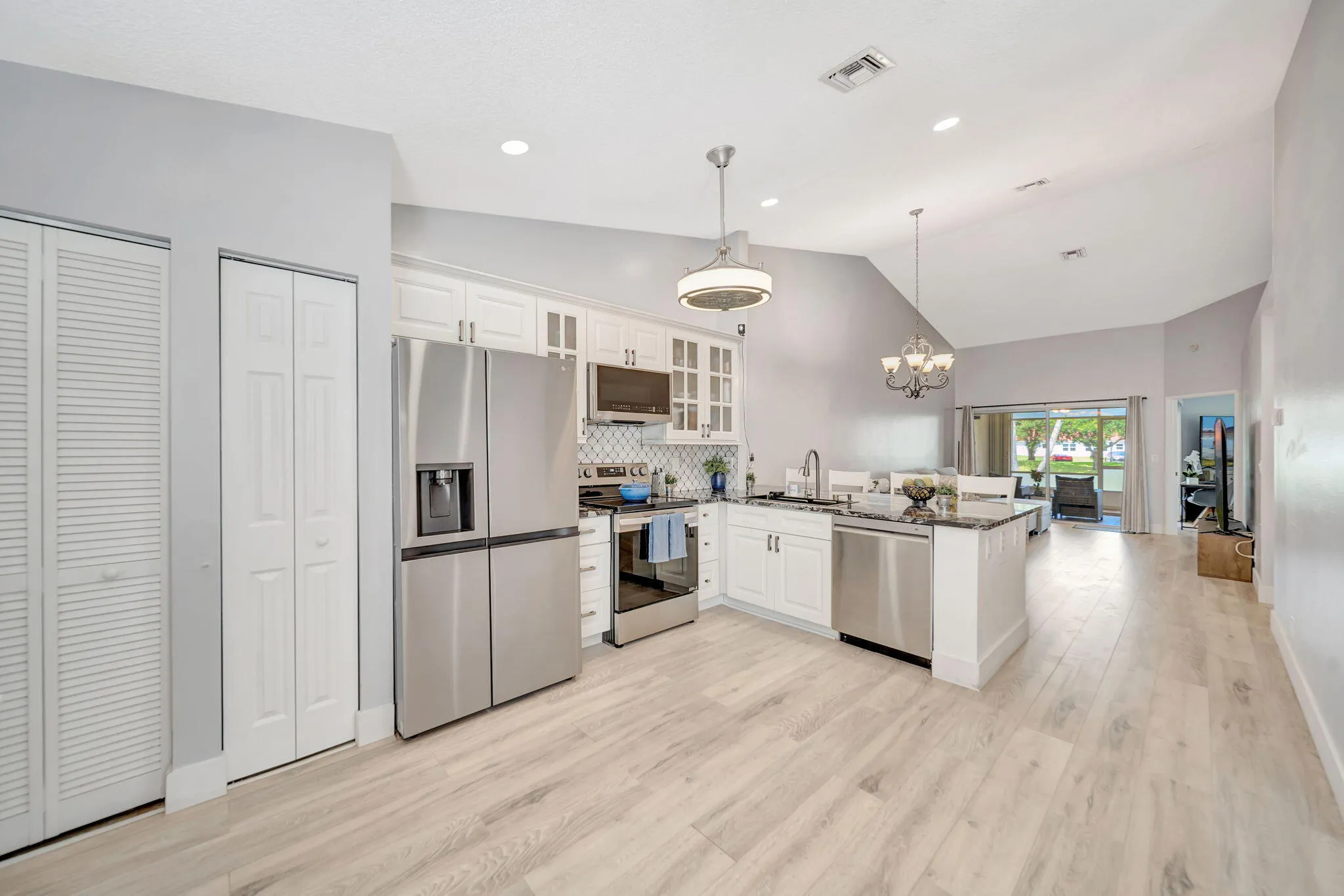 Vaulted ceilings, Recessed lighting