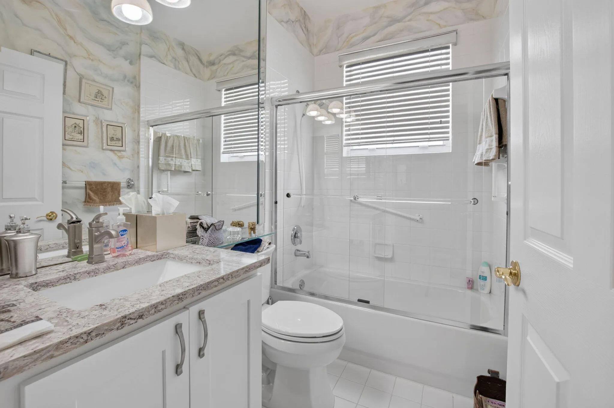 this bathroom is between the two guest bedrooms