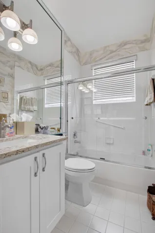 this bathroom is between the two guest​​‌​​​​‌​​‌‌​‌‌​​​‌‌​‌​‌​‌​​​‌​​ bedrooms