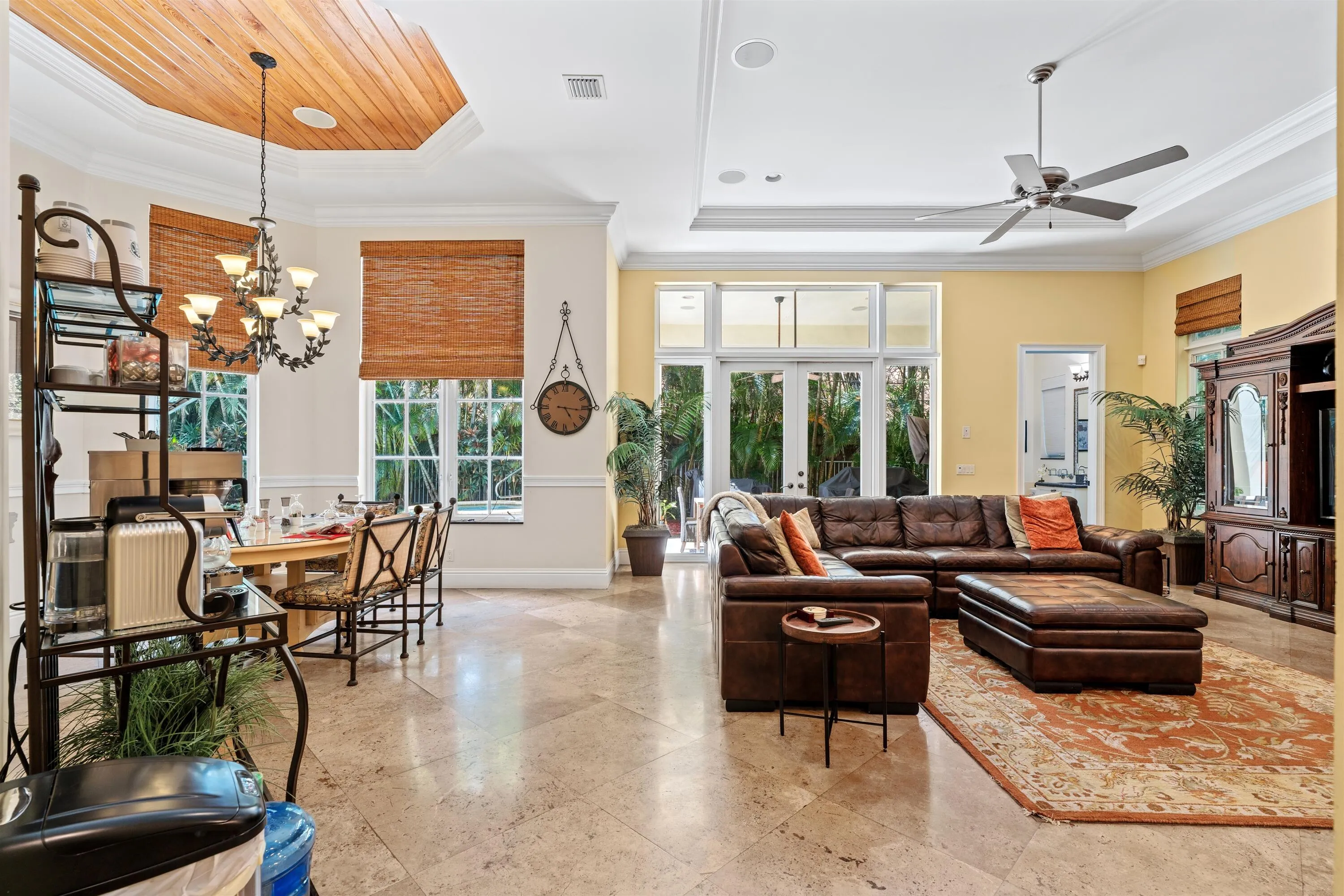 FAMILY_ROOM_BREAKFAST_NOOK