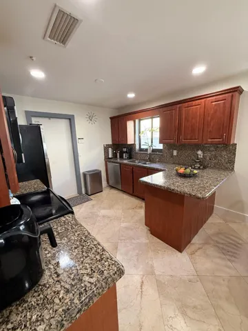 Eat-In-Kitchen