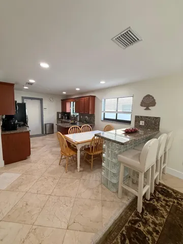 Eat-In-Kitchen
