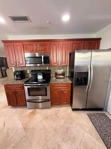 Eat-In-Kitchen
