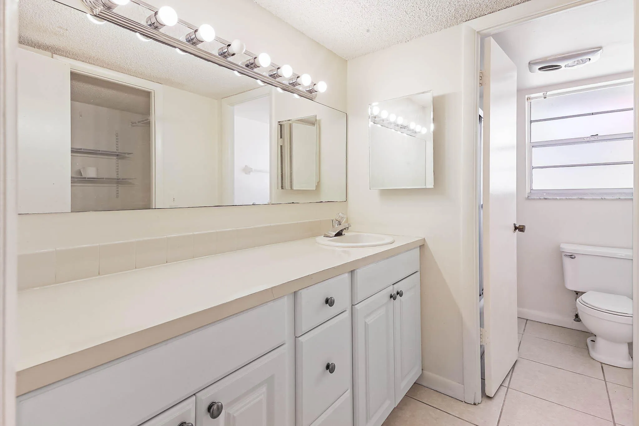 12013 Greenway Cir Bathroom