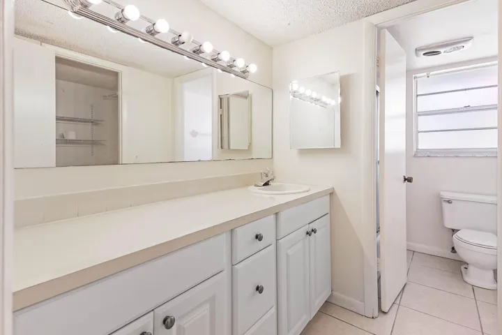 12013 Greenway Cir Bathroom