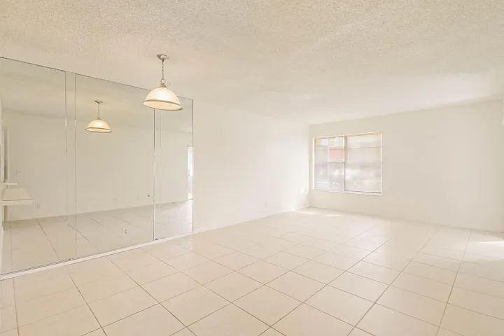 12013 Greenview Living room