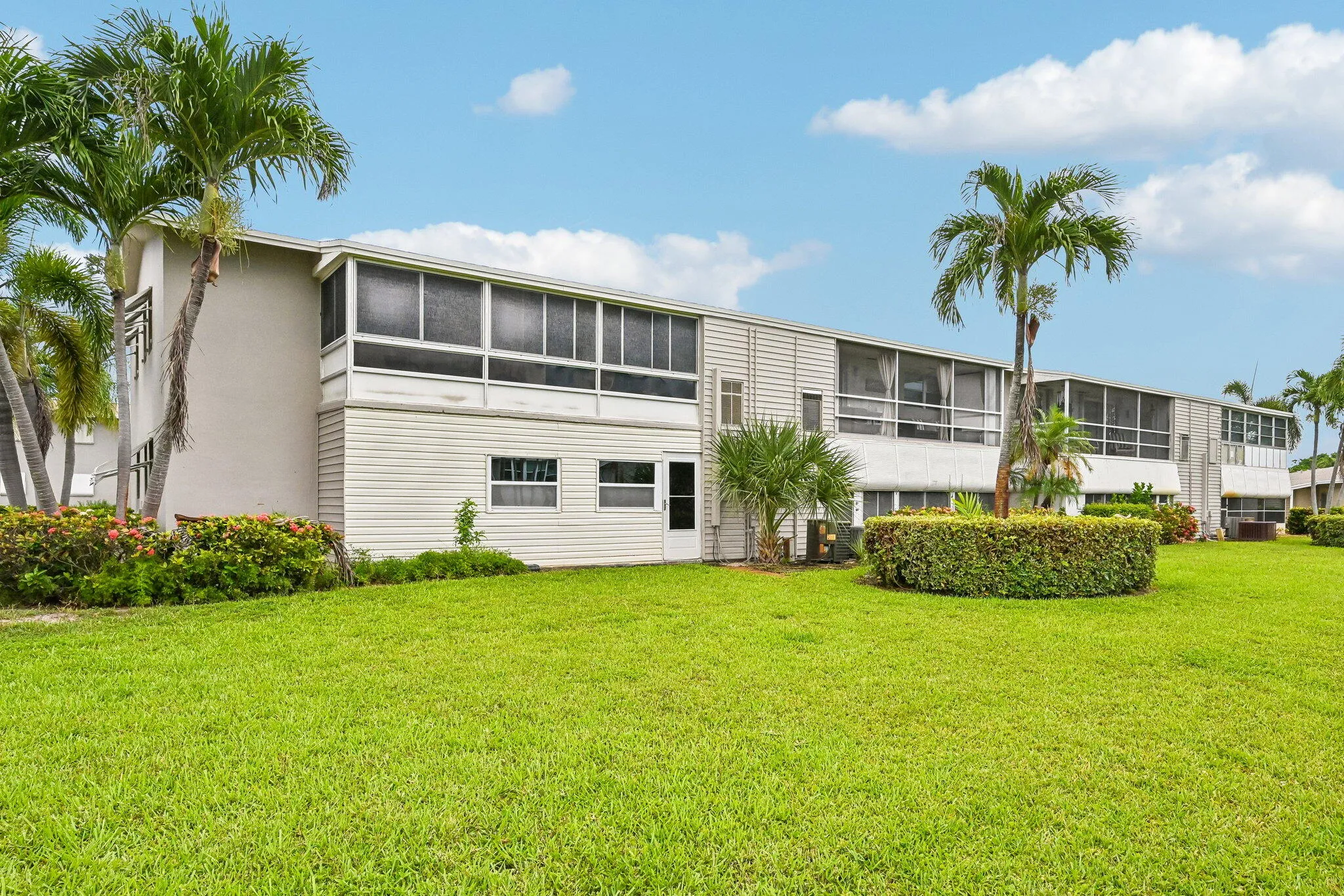 27-web-or-mls-NE 17th Ave 202-S1707-027