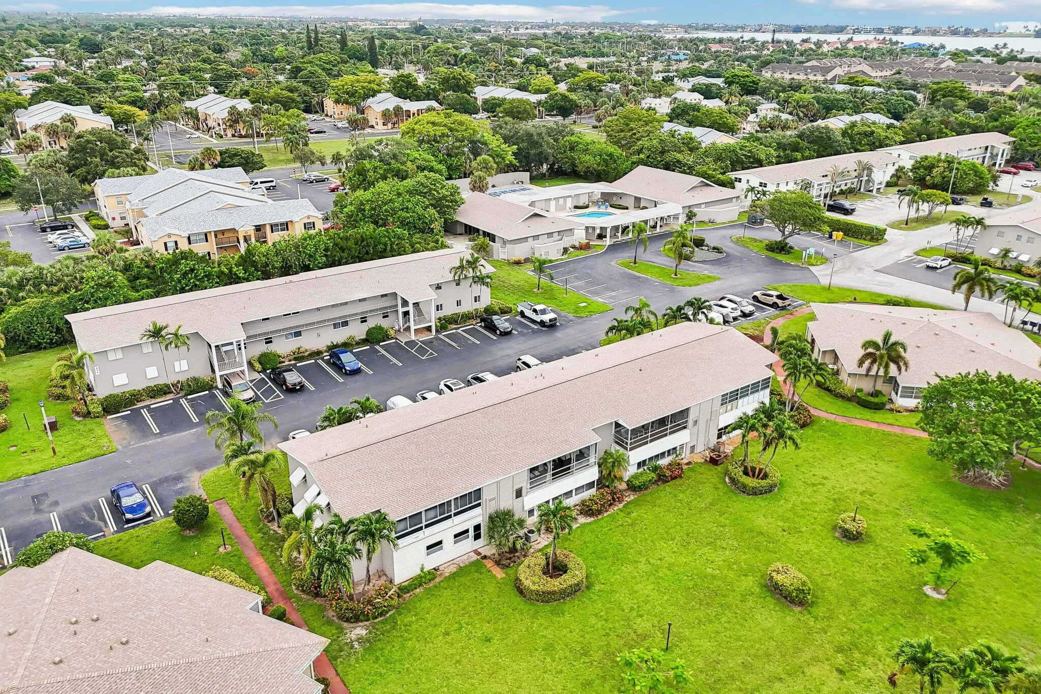 38-web-or-mls-NE 17th Ave 202-S1707-038