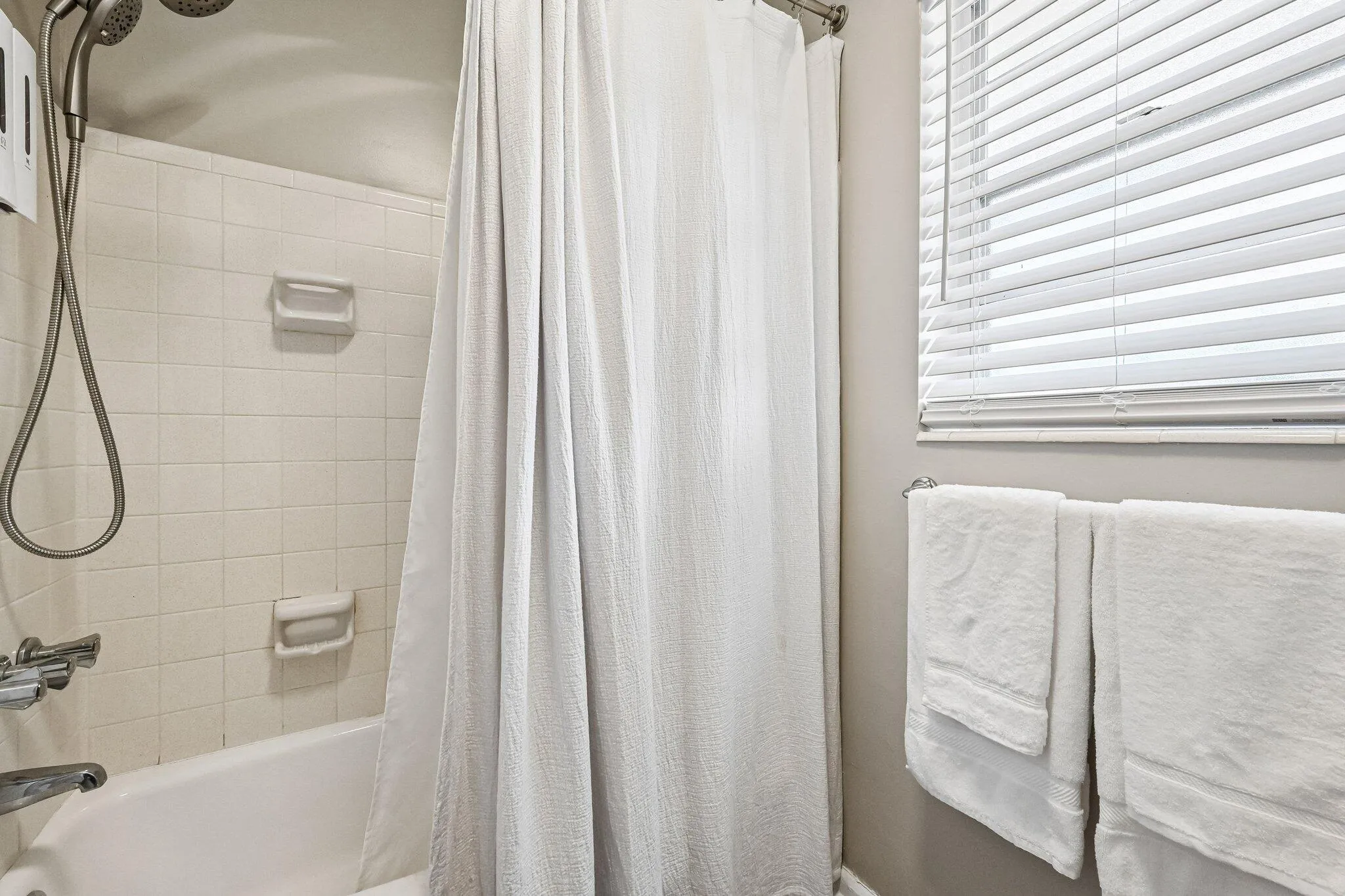 19-web-or-mls-NE 17th Ave 202-S1707-019
