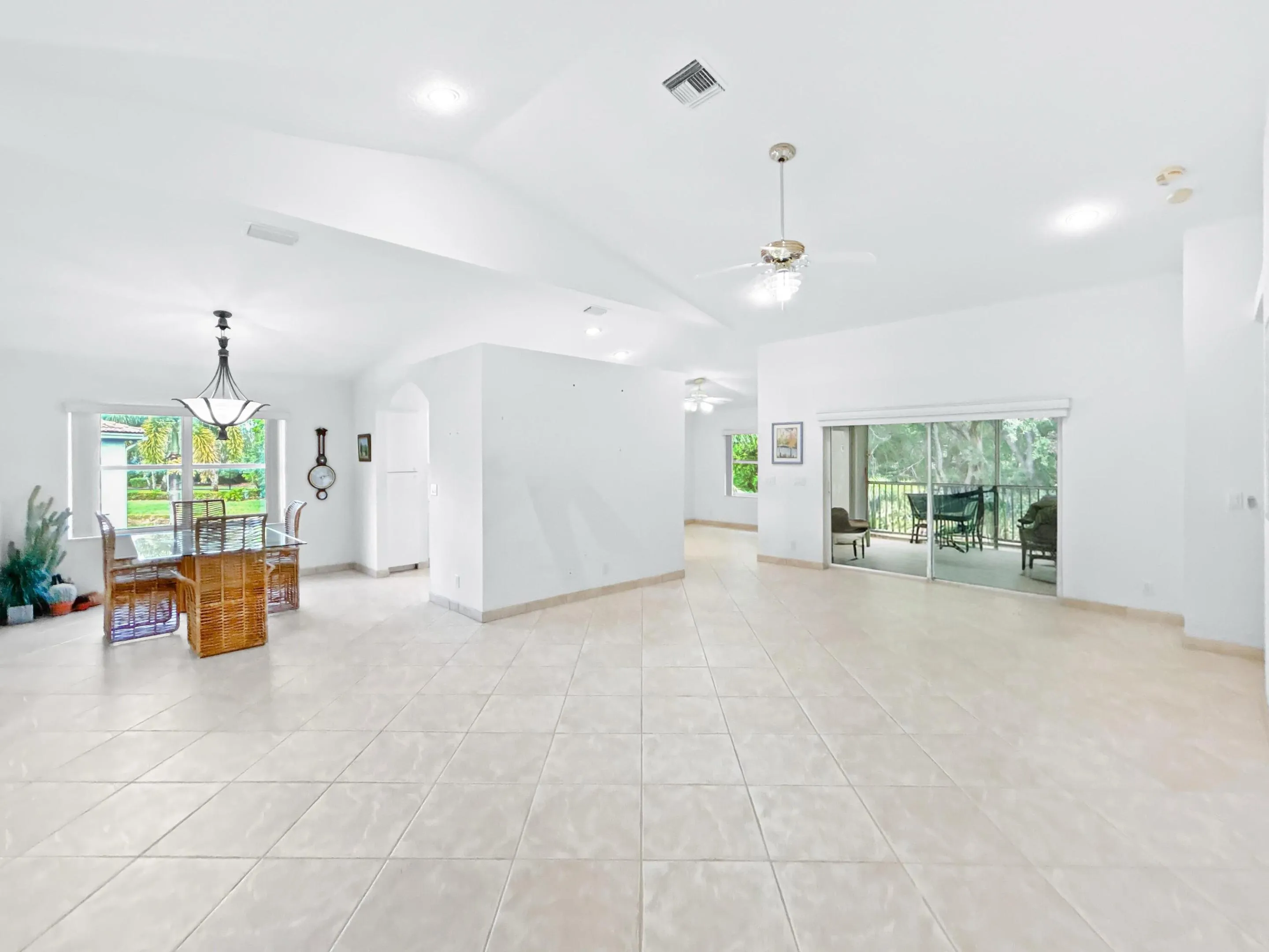 DINING/LIVING ROOM
