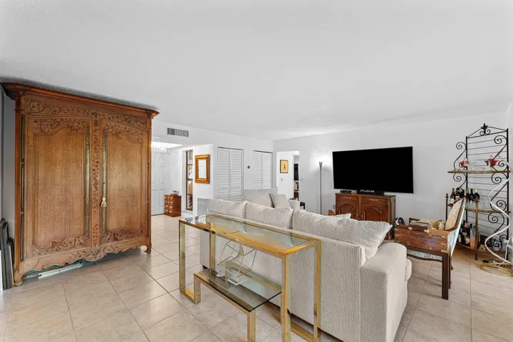 020-6864WillowWoodDrive-BocaRaton-FL-334