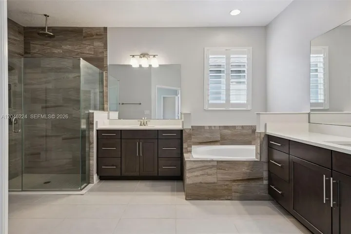 Large Principal Bathroom