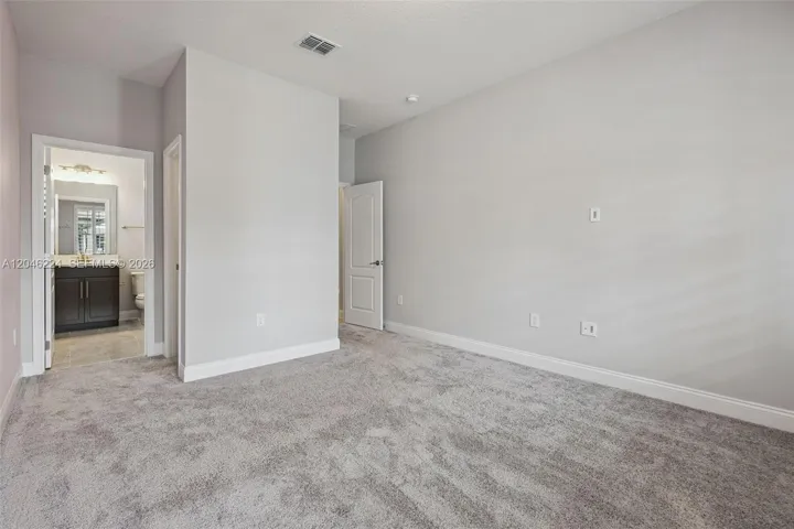 Guest Bedroom w En-Suite Bathroom