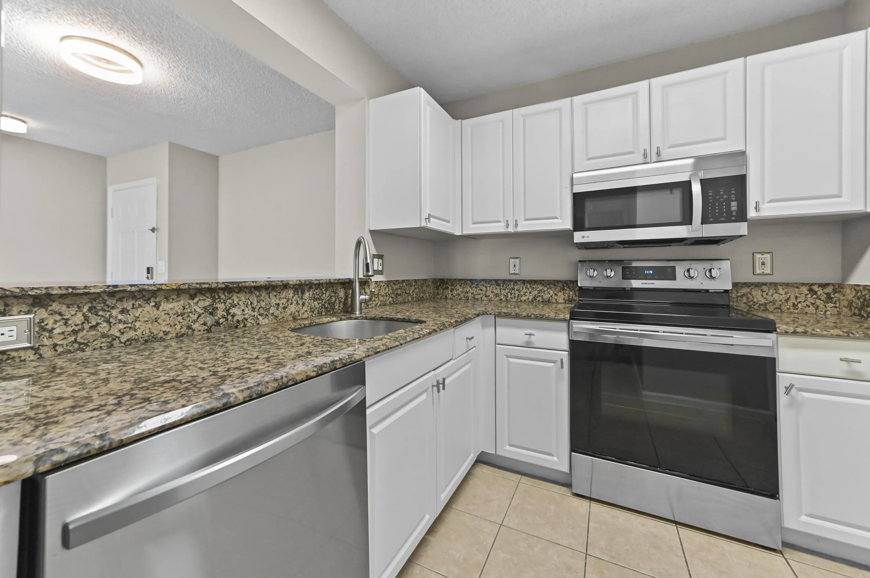 11 Kitchen 01
