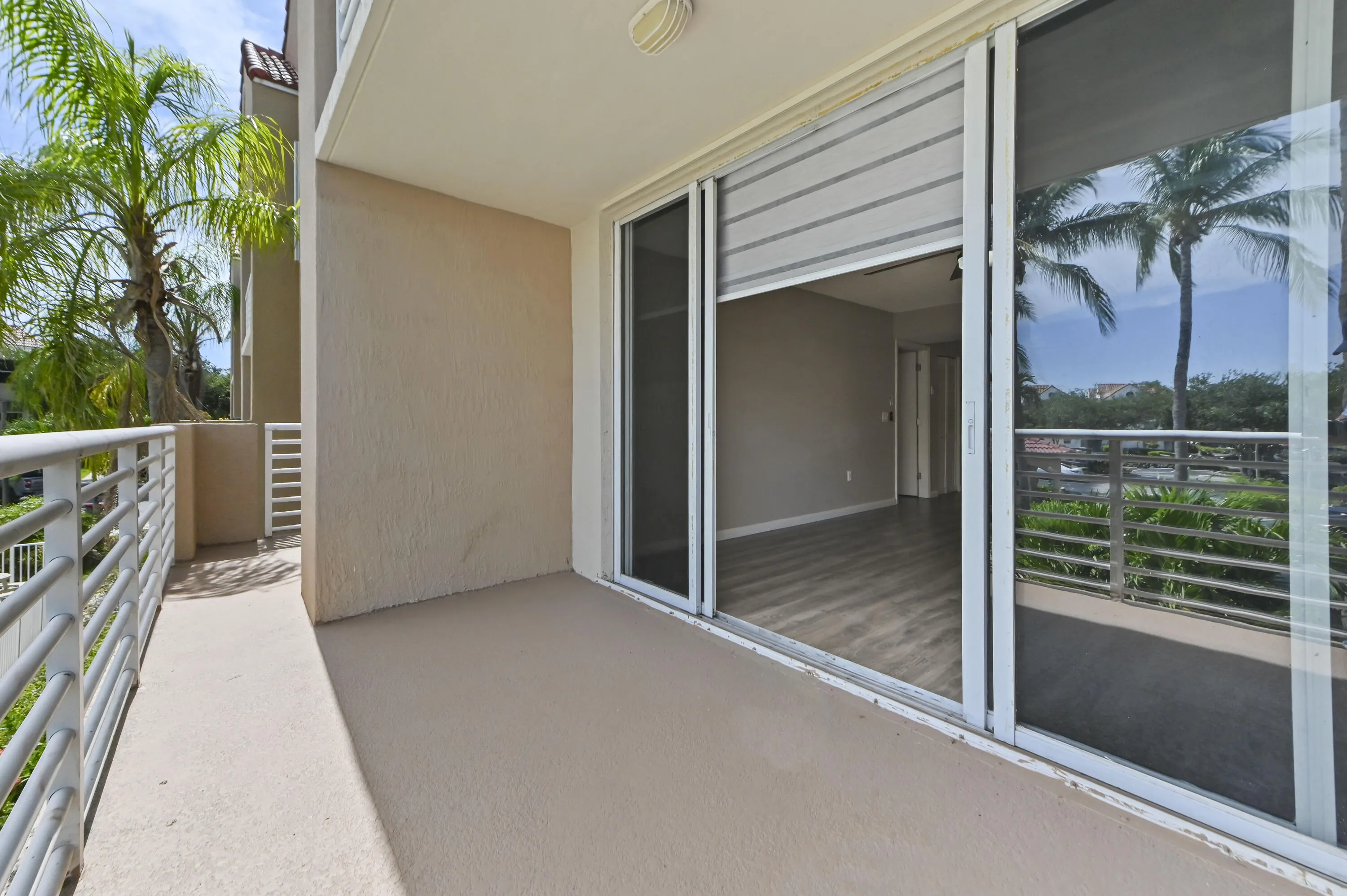 25 Balcony 02