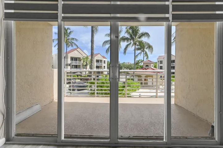 24 Balcony 01