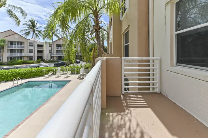 26 Balcony 03