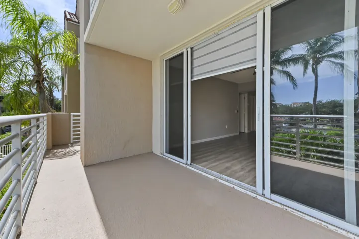 25 Balcony 02