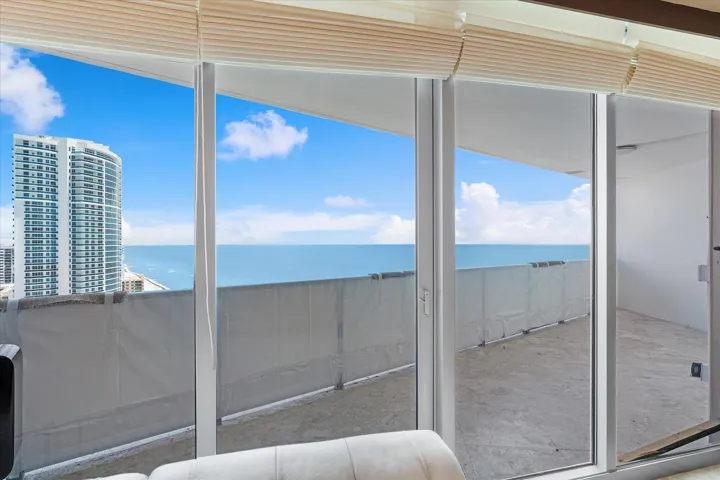 10-3101 S Ocean Dr apt 2707_010