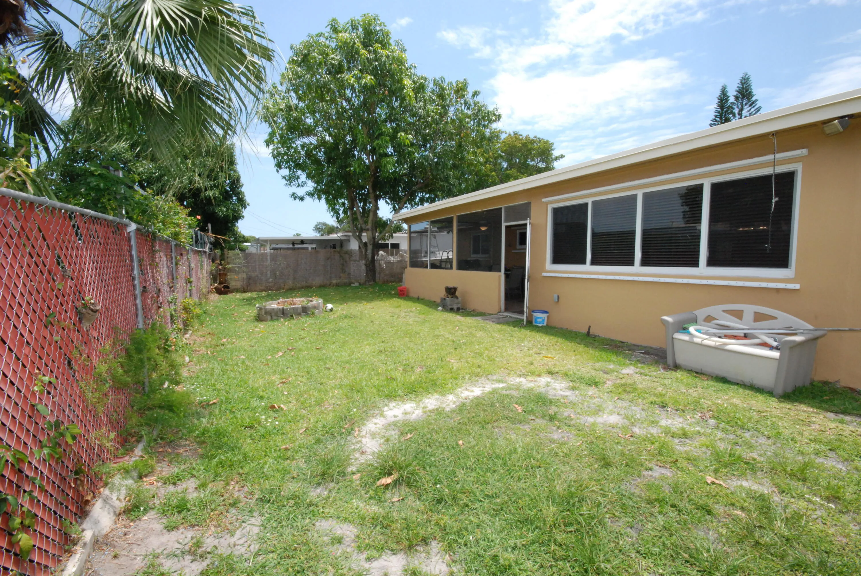 BACKYARD/FENCE