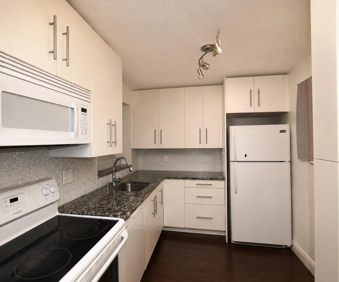 5220 Las Verdes kitchen 2