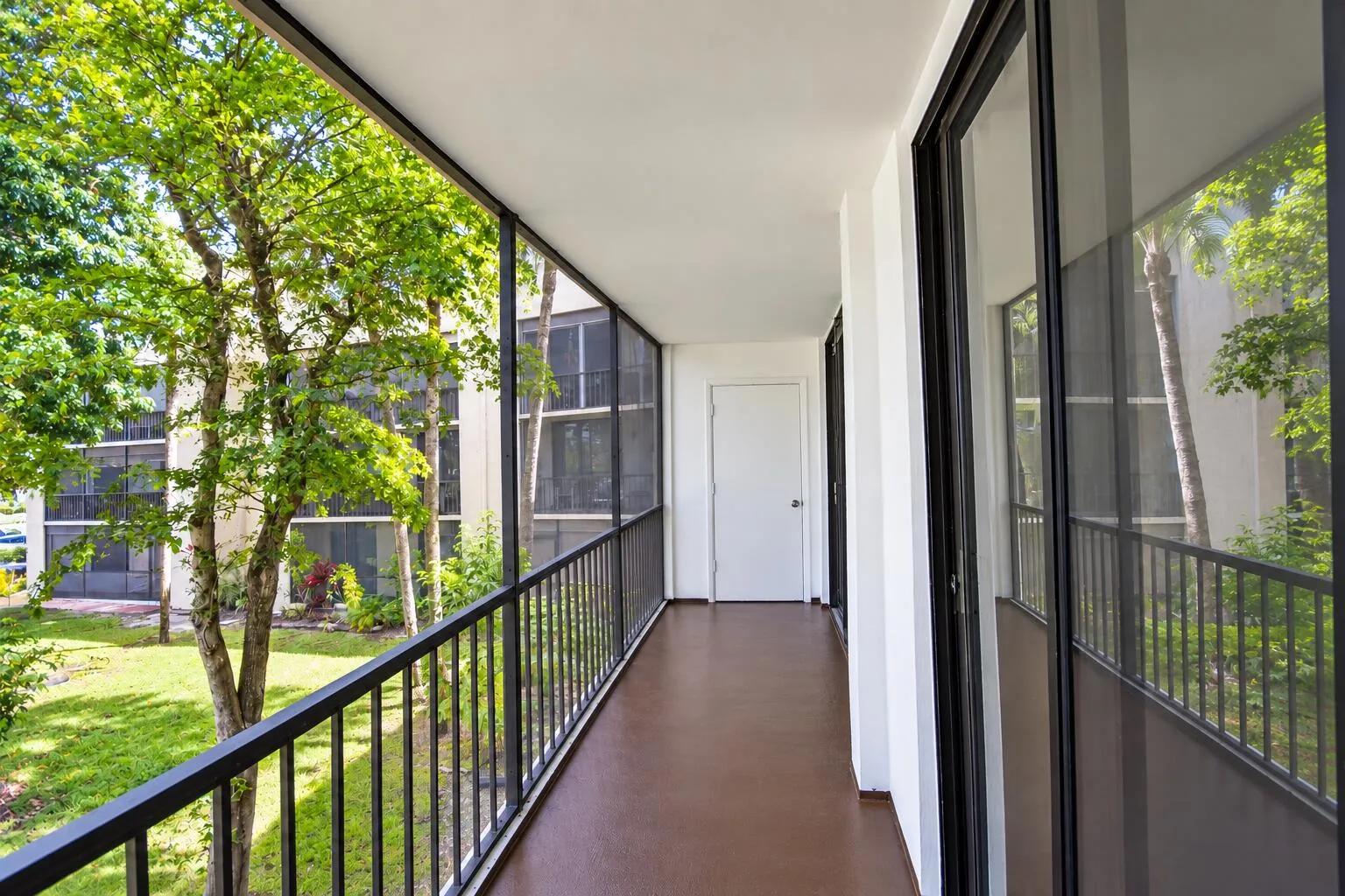 5220 Las Verdes balcony