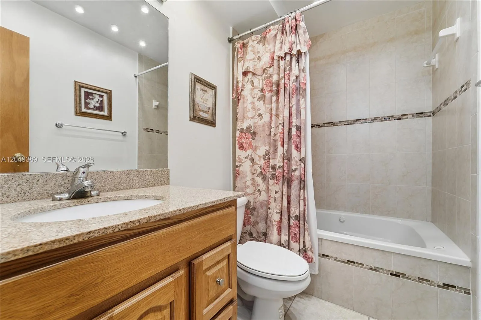Combo shower and bath Bathroom no 2