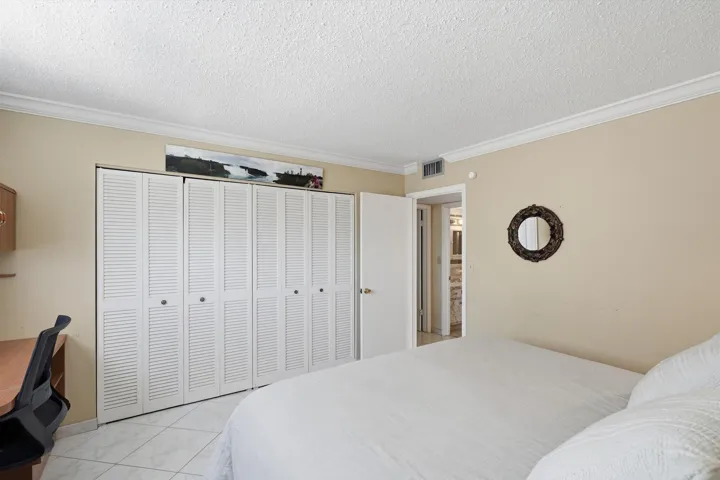 31-1601 S Ocean Dr #506_031