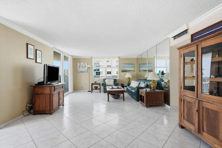 07-1601 S Ocean Dr #506_007